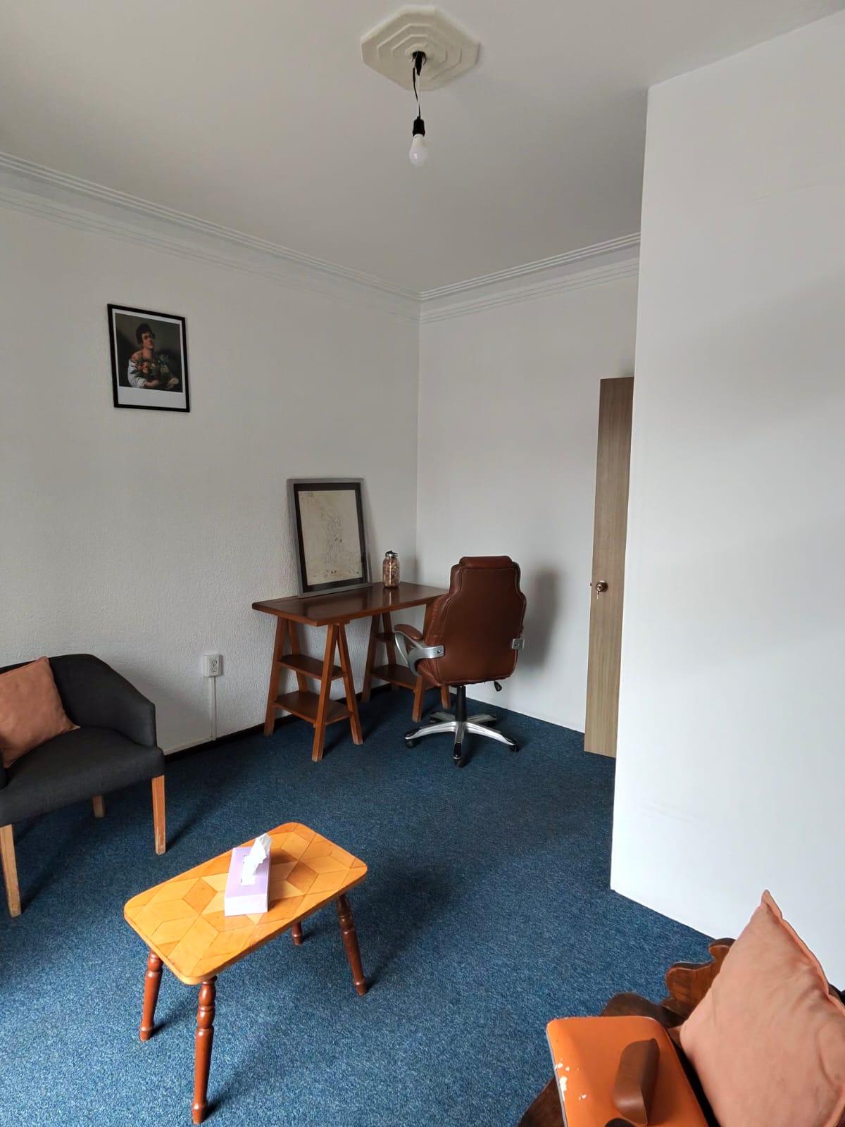 Consultorio de psicología de Cenit en Coyoacán, con escritorio, sillón y ambiente cálido